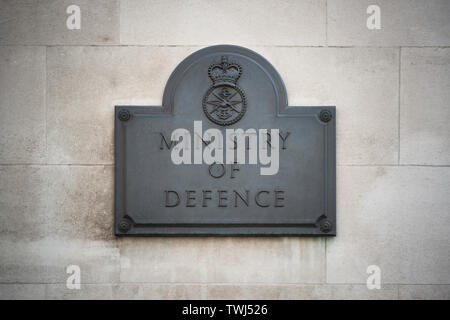 Affiches pour le ministère de la Défense à l'un des bureaux du ministère, sur Whitehall à Londres, au Royaume-Uni. Banque D'Images