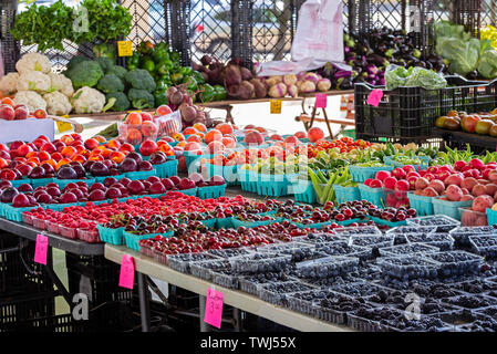 Un superbe écran de fruits et légumes à un marché en plein air locaux Banque D'Images