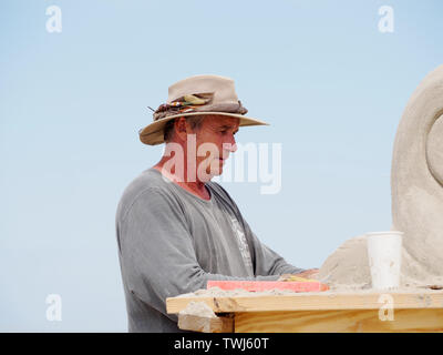 John Gowdy de Castelfranco, Italie travaille sur les prix de première place dans la compétition duo, "les opposés s'attirent' Texas 2019 Sandfest. Banque D'Images