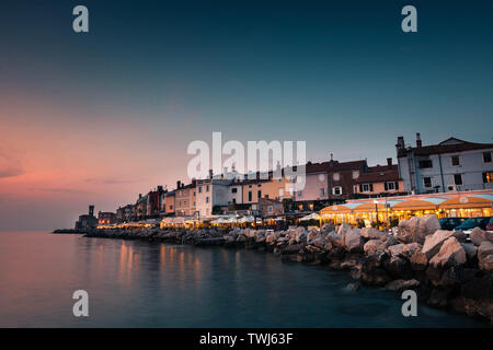 Piran, Slovénie, la nuit du vieux port Banque D'Images