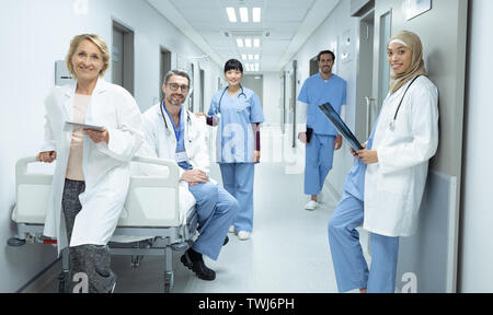 Les médecins et chirurgiens looking at camera dans le couloir de l'hôpital Banque D'Images