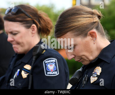 20 juin 2019 - Racine, Wisconsin, USA - agents de police JESSE METOYER, gauche, et SARAH ZUPKE inscrivez-vous dans la prière que la Racine (Wisconsin) Interfaith Coalition (RIC), a tenu un rassemblement sur la place du Monument de la paix dans le cœur du centre-ville de Racine jeudi soir 20 juin 2019 après six morts violentes dans la Communauté au cours des dernières semaines. La mort : la mort par balle de Tyrese Ouest, 18, par un village de Mount Pleasant policier tôt le samedi et le meurtre de Racine Agent de police John Hetland qui n'était pas en devoir lorsqu'il a essayé d'arrêter un voleur armé de voler le bar et restaurant. Othe Banque D'Images