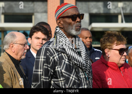 20 juin 2019 - Racine, Wisconsin, États-Unis - La Racine (Wisconsin) Interfaith Coalition (RIC), a tenu un rassemblement sur la place du Monument de la paix dans le cœur du centre-ville de Racine jeudi soir 20 juin 2019 après six morts violentes dans la Communauté au cours des dernières semaines. La mort : la mort par balle de Tyrese Ouest, 18, par un village de Mount Pleasant policier tôt le samedi et le meurtre de Racine Agent de police John Hetland qui n'était pas en devoir lorsqu'il a essayé d'arrêter un voleur armé de voler le bar et restaurant. D'autres décès inclus la violence domestique les décès. (Crédit Image : © Mark Hébert Banque D'Images