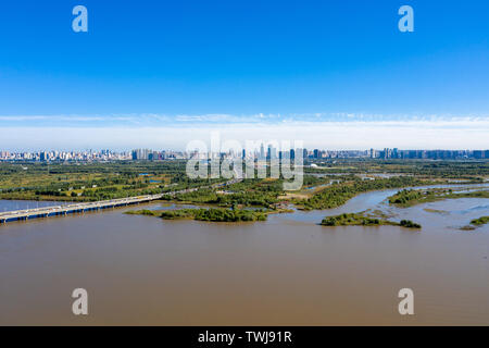 Nouveau Quartier à Harbin, Heilongjiang Province, sous le ciel bleu, blanc trois voiliers sont lentement sur la rivière Songhua ondoyants. Dans le contexte de la nouvelle zone de Harbin, l'homme et la nature entre les villes font preuve d'une beauté harmonieuse et un paysage pittoresque. Banque D'Images