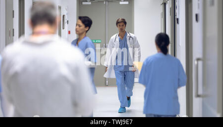 Balades dans le couloir chirurgien mâle à l'hôpital Banque D'Images