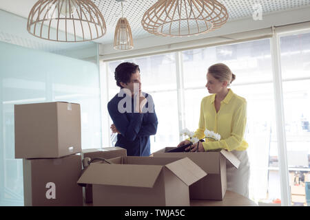 Bureau, hommes et femmes cadres en interaction les uns avec les autres Banque D'Images