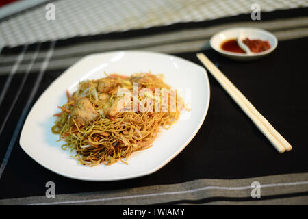 Singapour nouilles de riz frit style setup, bien sur une table prêt à servir Banque D'Images