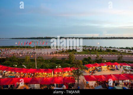 Vue sur le marché de nuit et Mékong au bord de l'eau à Vientiane, au Laos. Banque D'Images