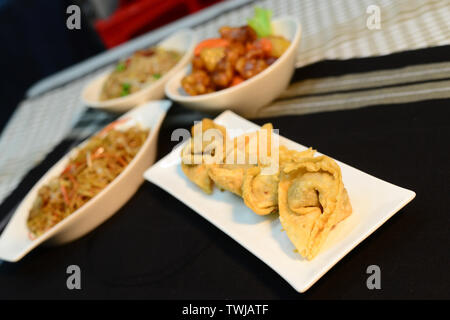 Close up sur un plat chinois, Deep Fried dumpling Banque D'Images