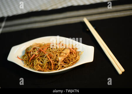 Chinese fried noodle, joliment sur la table de configuration prêt à servir Banque D'Images