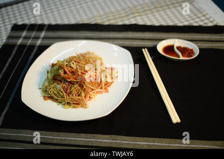 Chinese fried noodle, joliment sur la table de configuration prêt à servir Banque D'Images