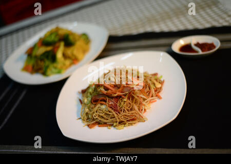 Chinese fried noodle, joliment sur la table de configuration prêt à servir Banque D'Images