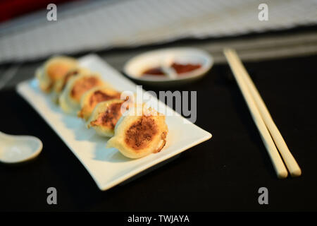 Close up fried dumpling, joliment sur la table de configuration prêt à servir Banque D'Images