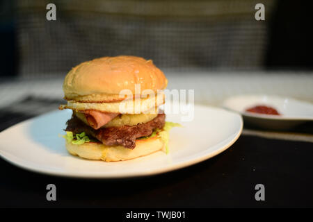 Hamburgers à emporter traditionnel, joliment sur la table de configuration prêt à servir Banque D'Images