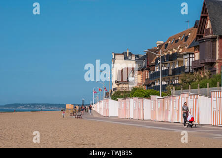 Houlgate, France - le 4 juin 2019 : maisons typiques et cabines de plage de Houlgate. Banque D'Images