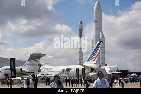 Paris, le 20 juin. 23 Juin, 2019. Personnes visitent la 53e International Paris Air Show qui s'est tenue à l'aéroport du Bourget près de Paris, France, le 20 juin 2019. L'International Paris Air Show le coup d'ici lundi et se poursuivra au 23 juin 2019. Credit : Gao Jing/Xinhua/Alamy Live News Banque D'Images