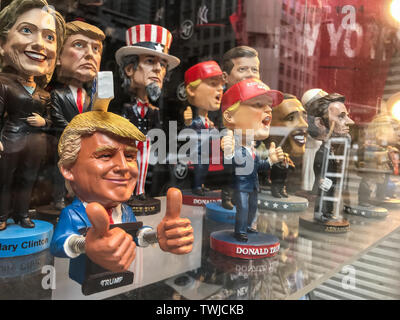 New York, 12/18/2019 : Bobble Head dolls de diverses personnalités politiques vu sur une vitrine de boutique de cadeaux. Banque D'Images