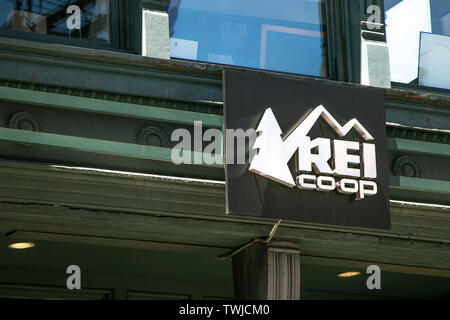 New York, 15/06/2019 - REI co-op est accroché au-dessus de l'entrée de leur magasin à SoHo. Banque D'Images