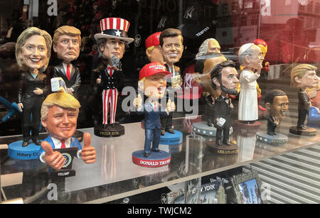 New York, 12/18/2019 : Bobble Head dolls de diverses personnalités politiques vu sur une vitrine de boutique de cadeaux. Banque D'Images