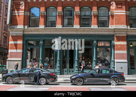 New York, 6/15/2019 : Deux véhicules sont stationnés devant un magasin Prada à SoHo. Banque D'Images
