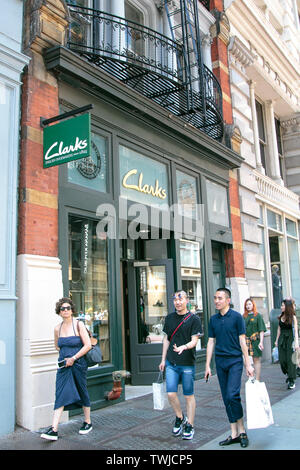 New York, 15/06/2019 : les gens à pied par un Clark's Store de SoHo. Banque D'Images