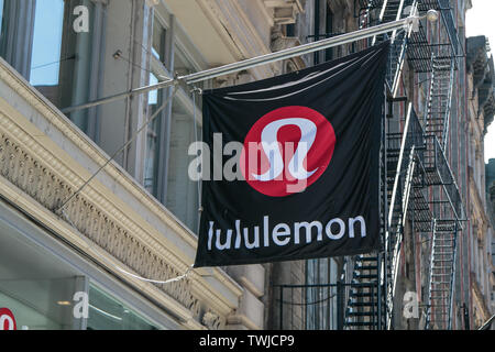 New York, 6/15/2019 : bannière Lululemon vole au-dessus de l'entrée de leur magasin à SoHo. Banque D'Images