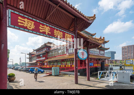 Rotterdam, Pays-Bas - 29 Avril 2019 : Sea park écrit en chinois sur une porte chinoise menant à un hôtel de style pagode chinoise bateau restaurant à Rotterdam Banque D'Images