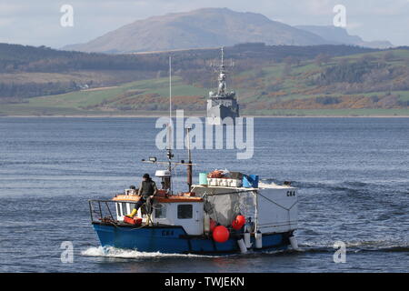 Le bateau de pêche Valkyrie (CK4) près de Greenock's Harbour est de l'Inde, avec la frégate de la marine turque TCG Gokova en arrière-plan. Banque D'Images