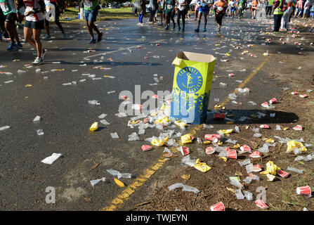 Durban, Afrique du Sud, de déchets d'emballages du coureur lying on floor next to bin près de la station de rafraîchissements, 2019 Marathon, camarades, fort, sachets Banque D'Images