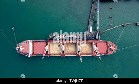 Grand cargo révélant l'antenne à pan high angle, le sucre étant déchargées au port Banque D'Images