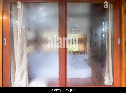 Porte extérieure en bois avec sur le verre et rideau de chambre Banque D'Images