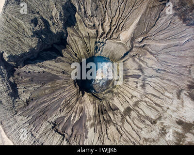 Vue aérienne du mont majestueux volcan Bromo cratère Kawah, actif Banque D'Images