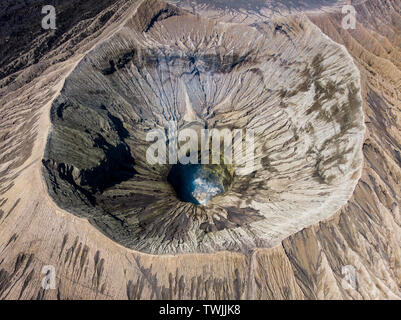 Vue aérienne du mont majestueux volcan Bromo cratère Kawah, actif Banque D'Images