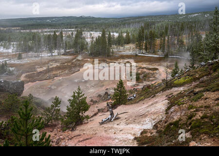 Vue de l'artiste les pots de peinture dans le Yellowstone Banque D'Images