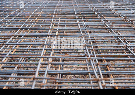 Rusty Weathered caillebotis en acier de construction sur marbre Banque D'Images