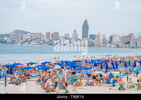 Benidorm, Espagne, 16 juin, 2019 : Vue de la plage de Poniente à Benidorm plein de gens au repos à Benidorm, Espagne Banque D'Images