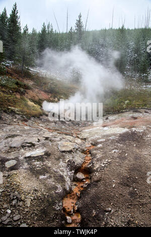 Vue de l'artiste les pots de peinture dans le Yellowstone Banque D'Images