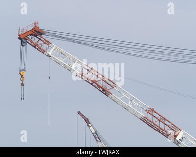 Détail de la grande grue avec crochet jaune Banque D'Images