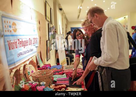 Dhaka, Bangladesh. 20 Juin, 2019. Les travailleurs des ONG du Bangladesh afficher artisanat aux visiteurs lors d'une exposition d'art et de l'artisanat équitable par les femmes rohingyas pour marquer la Journée mondiale des réfugiés à Dhaka Bangladesh Crédit : Kazi Salahuddin/ZUMA/Alamy Fil Live News Banque D'Images