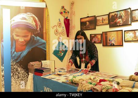 Dhaka, Bangladesh. 20 Juin, 2019. Un travailleur d'une ONG du Bangladesh prépare les travaux d'art et artisanat au cours d'une exposition d'art et de l'artisanat équitable par les femmes rohingyas pour marquer la Journée mondiale des réfugiés à Dhaka au Bangladesh. Credit : Kazi Salahuddin/ZUMA/Alamy Fil Live News Banque D'Images