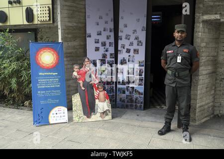 Dhaka, Bangladesh. 20 Juin, 2019. Un garde de sécurité du Bangladesh se situe à l'entrée d'une exposition d'art et de l'artisanat équitable par les femmes rohingyas pour marquer la Journée mondiale des réfugiés à Dhaka Bangladesh Crédit : Kazi Salahuddin/ZUMA/Alamy Fil Live News Banque D'Images