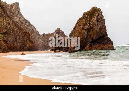 Plage isolée Ursa sur côte atlantique près du cap Roca Banque D'Images