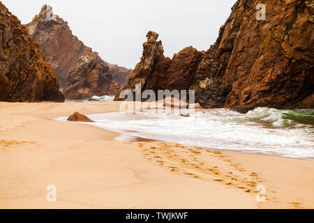 Plage isolée Ursa sur côte atlantique près du cap Roca Banque D'Images