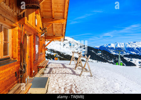 Maison en bois sur la montagne de ski dans les Alpes autrichiennes dans la belle saison d'hiver, Serfaus Fiss Ladis, Tirol, Autriche. Banque D'Images