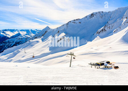 La station de télésiège sur pente de ski et montagnes des Alpes autrichiennes incroyable dans la belle neige de l'hiver, Serfaus Fiss Ladis, Tirol, Autriche Banque D'Images