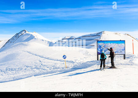 Couple de skieurs à la recherche au plan des pistes dans des alpes autrichiennes, en belle neige de l'hiver, Serfaus Fiss Ladis, Tirol, Autriche Banque D'Images