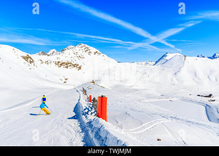 Vue de la pente de ski et montagnes des Alpes autrichiennes incroyable dans la belle neige de l'hiver, Serfaus Fiss Ladis, Tirol, Autriche Banque D'Images