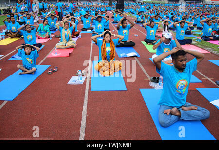 Dhaka, Bangladesh. 20 Juin, 2019. Vu les personnes pratiquant le Yoga pendant la Journée Internationale de Yoga à Dhaka.yoga Yoga les amateurs de célébrer la Journée internationale de l'Bangabandhu National Stadium à Dhaka. Credit : SOPA/Alamy Images Limited Live News Banque D'Images