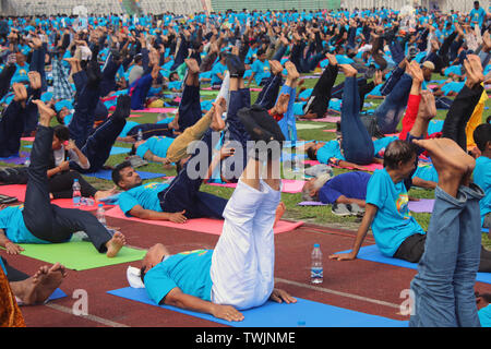 Dhaka, Bangladesh. 20 Juin, 2019. Vu les personnes pratiquant le Yoga pendant la Journée Internationale de Yoga à Dhaka.yoga Yoga les amateurs de célébrer la Journée internationale de l'Bangabandhu National Stadium à Dhaka. Credit : SOPA/Alamy Images Limited Live News Banque D'Images