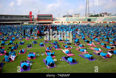 Dhaka, Bangladesh. 20 Juin, 2019. Vu les personnes pratiquant le Yoga pendant la Journée Internationale de Yoga à Dhaka.yoga Yoga les amateurs de célébrer la Journée internationale de l'Bangabandhu National Stadium à Dhaka. Credit : SOPA/Alamy Images Limited Live News Banque D'Images